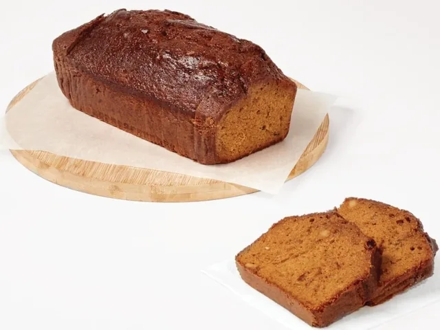 Banana bread à la banane et aux noix, tranché