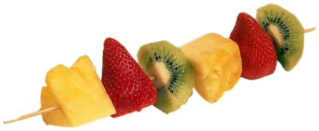 Brochette de fruits frais : ananas, fraise et kiwi