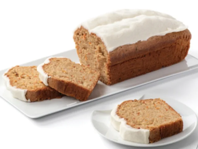 Carrot cake nappé de glaçage cream cheese, tranché
