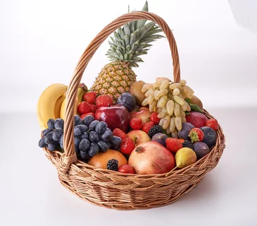 Corbeille en osier garnie de fruits frais
