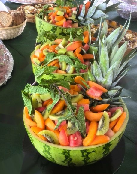 Pastèque surprise garnie de fruits frais de saison et de menthe