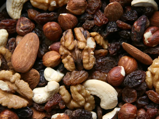 Fruits secs : amandes, noix, noisettes, noix de cajou et raisins secs
