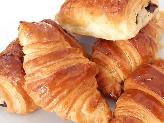 Grands croissants et grands pains au chocolat