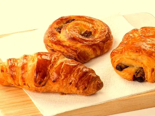 Croissant, pain au chocolat et pain aux raisins